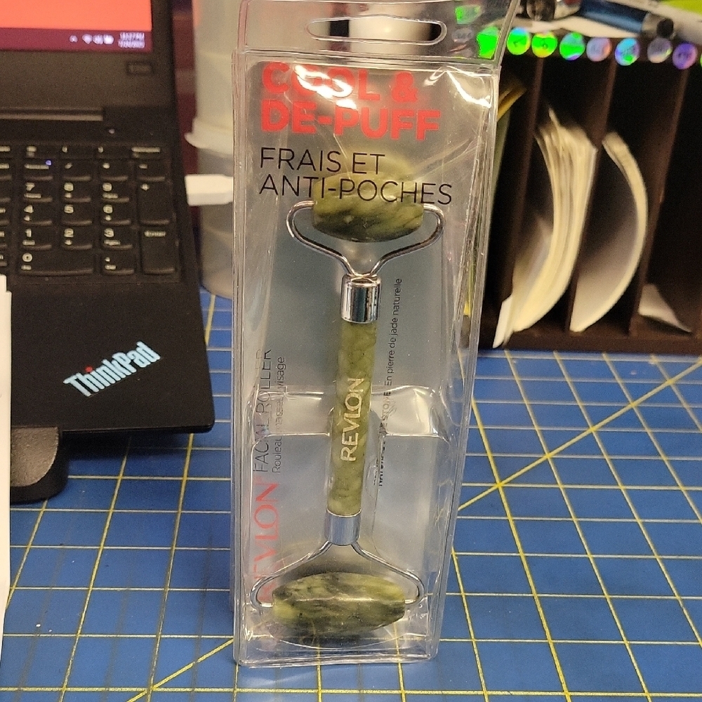 Revlon Jade Green Facial Roller New Cool & Depuff